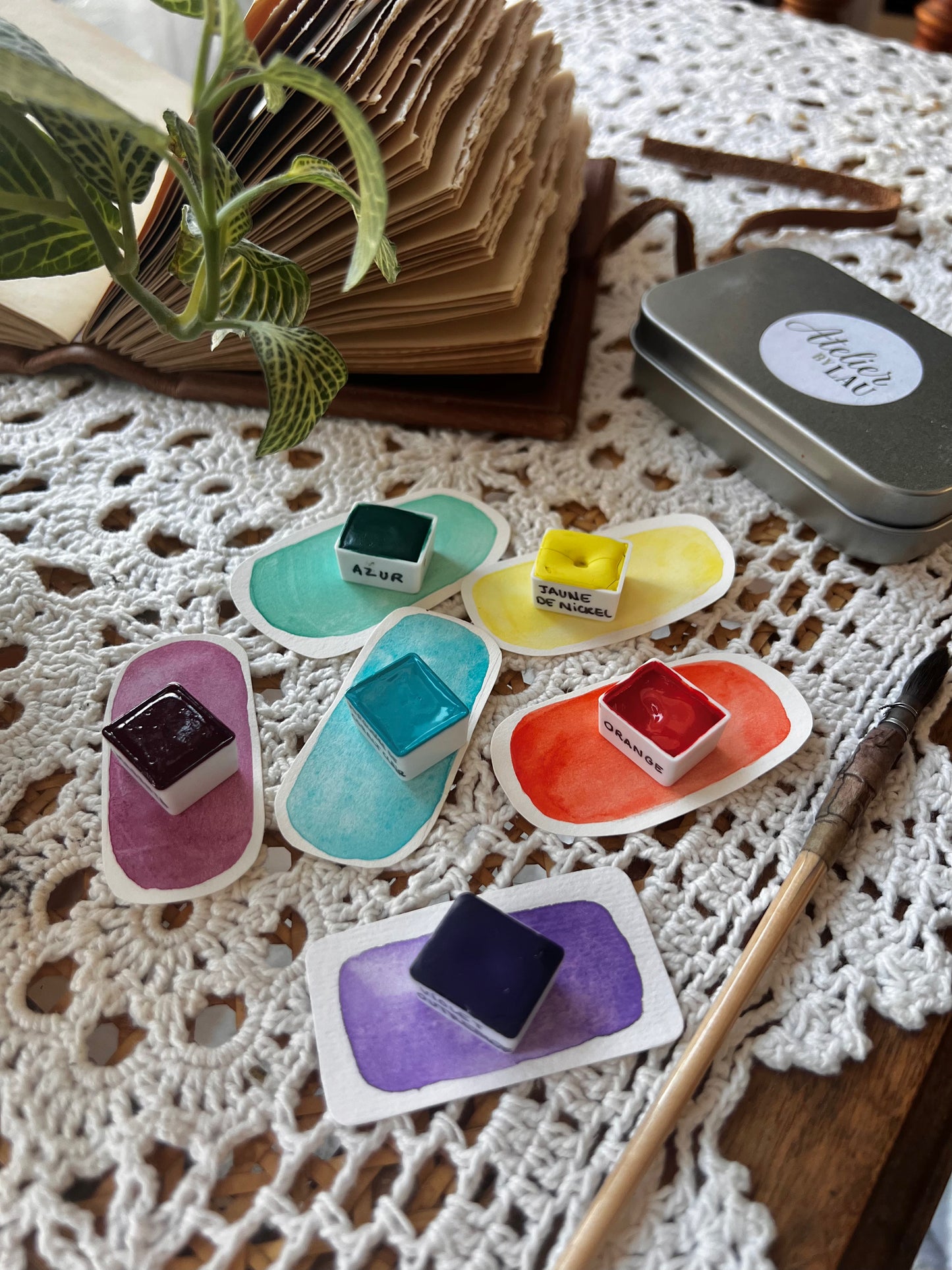 Godets Aquarelle artisanale et locale faits à Montréal au Quebéc par Atelier by Lau. Pigments: Azur, Jaune de Nickel, Orange, Turquoise de Cobalt Clair, Aubergine, Violet Outre-mer.