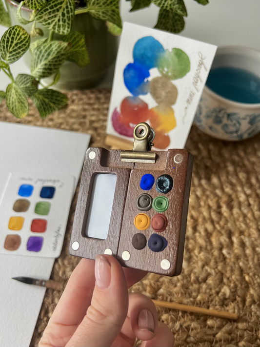 Mini Palette Aquarelle Paysage Artisanale et locale faite à Montréal par Atelier by Lau - 8 couleurs avec des pigments de haute concentration, pigments de haute concentration, idéale pour expérimenter avec des mélanges naturels et des tons riches dans vos paysages, bois robuste, pratique à transporter