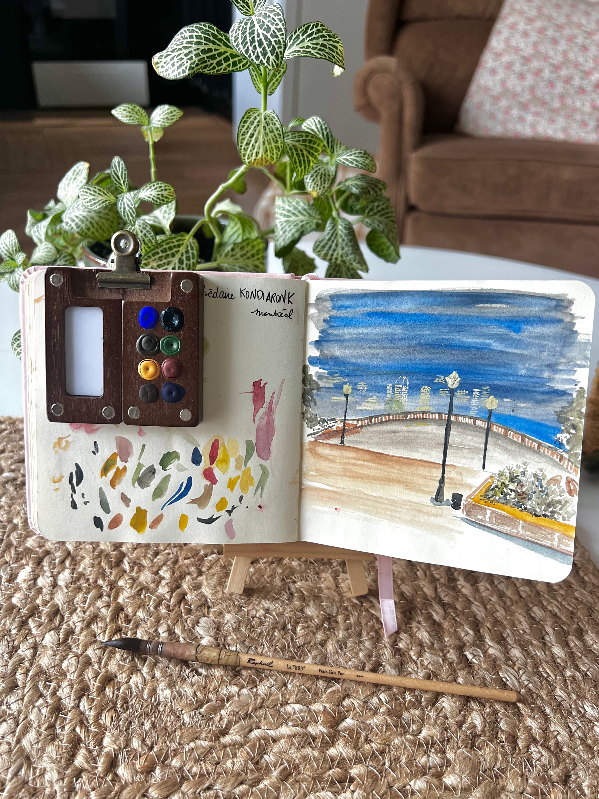 Mini Palette Aquarelle Paysage Artisanale et locale faite à Montréal par Atelier by Lau - 8 couleurs avec des pigments de haute concentration, pigments de haute concentration, idéale pour expérimenter avec des mélanges naturels et des tons riches dans vos paysages, bois robuste, pratique à transporter