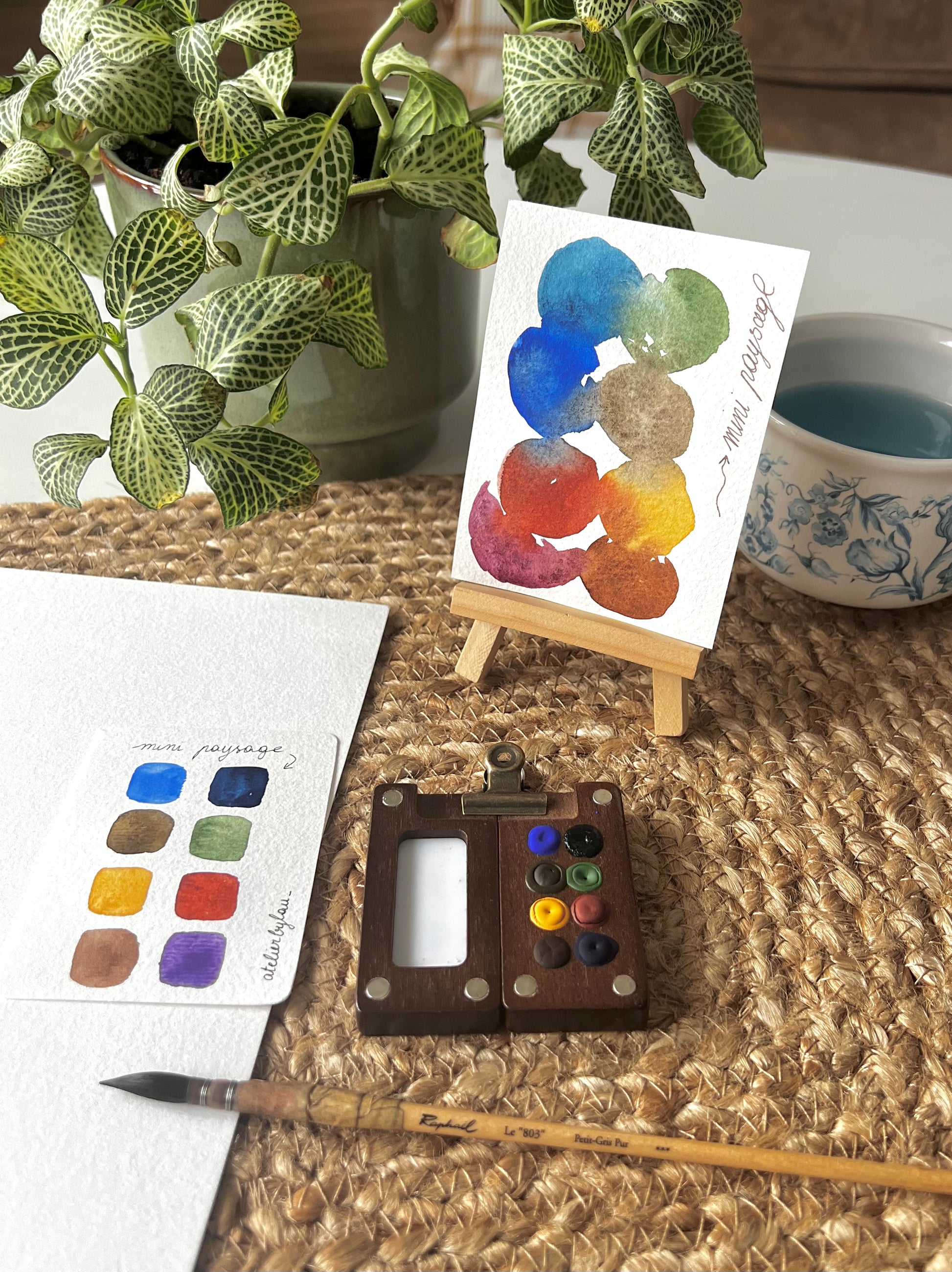 Mini Palette Aquarelle Paysage Artisanale et locale faite à Montréal par Atelier by Lau - 8 couleurs avec des pigments de haute concentration, pigments de haute concentration, idéale pour expérimenter avec des mélanges naturels et des tons riches dans vos paysages, bois robuste, pratique à transporter