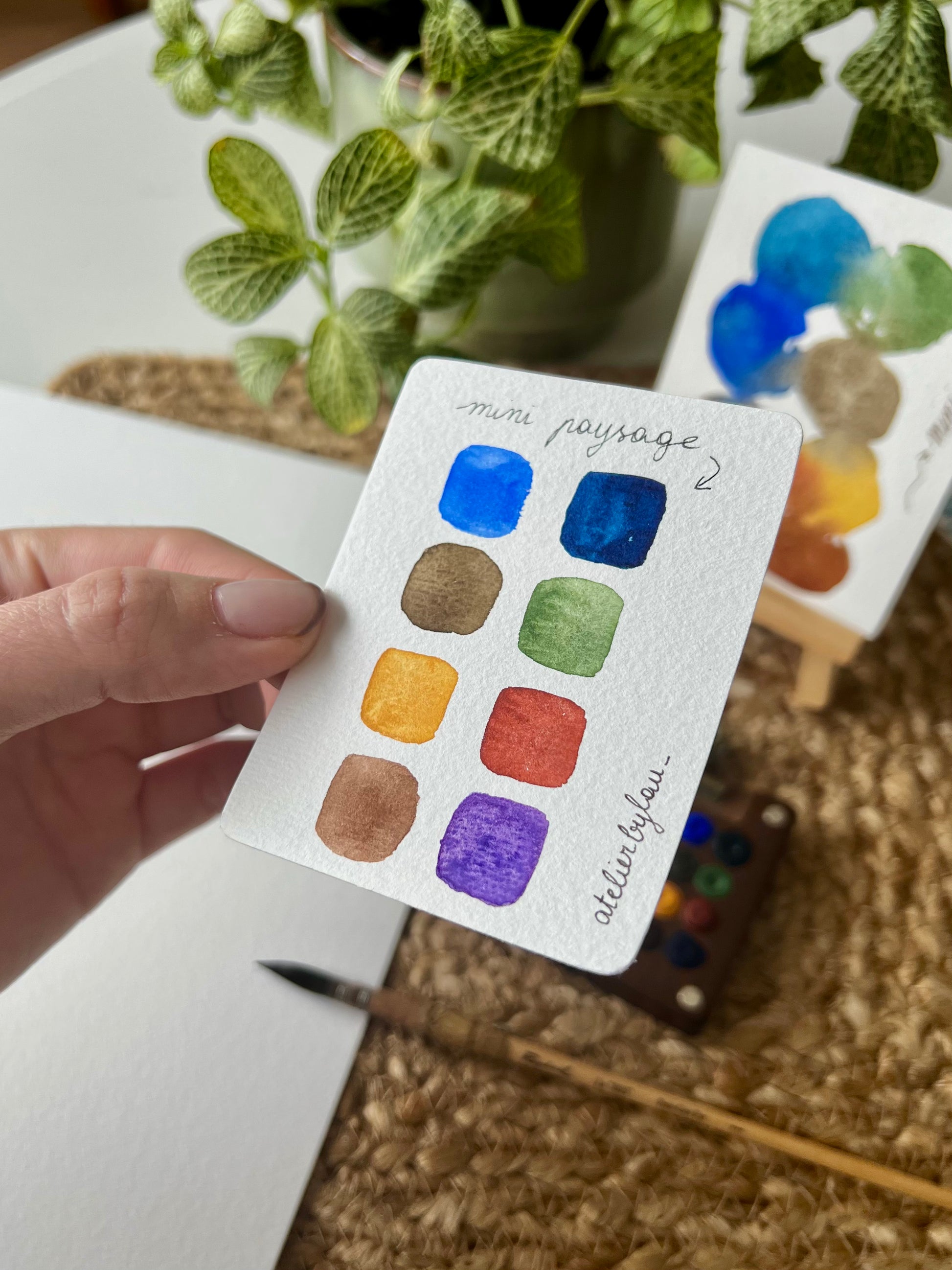 Mini Palette Aquarelle Paysage Artisanale et locale faite à Montréal par Atelier by Lau - 8 couleurs avec des pigments de haute concentration, pigments de haute concentration, idéale pour expérimenter avec des mélanges naturels et des tons riches dans vos paysages, bois robuste, pratique à transporter